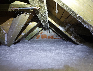 Zateplení stropu rodinného domu pomocí foukané izolace